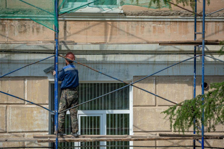 Работать на жаре запрещено: Госинспекция труда ввела ограничения из-за аномального зноя
