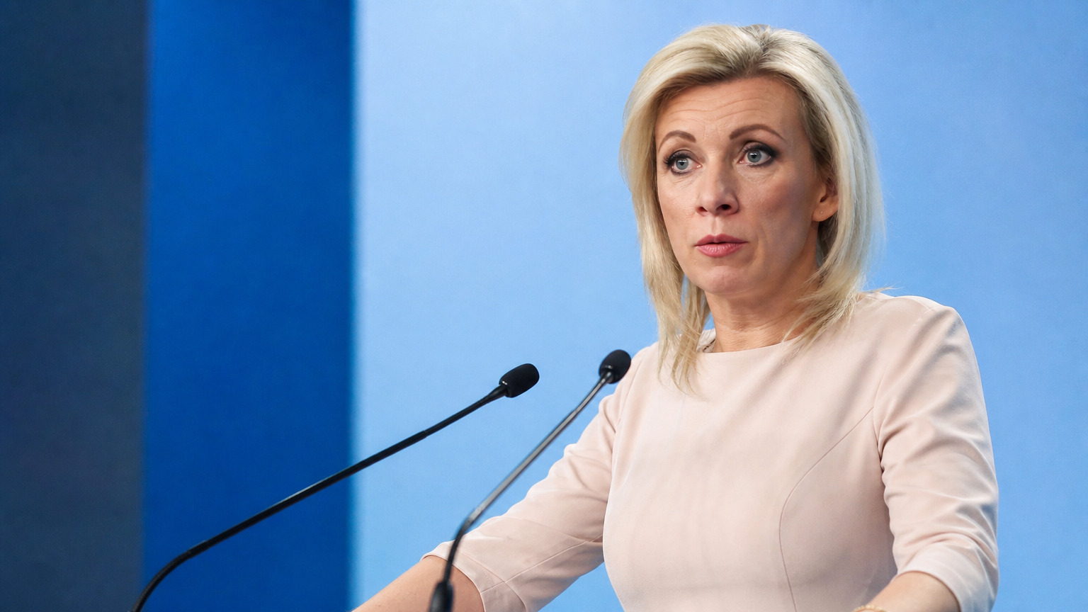 Захарова: Запад осознаёт риски размещения своих военных на Украине